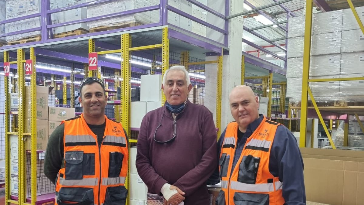 סיור בטיחות במחסן לוגיסטי עם ממוני צמח בטיחות